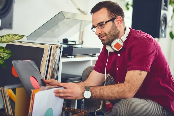 Hombre eligiendo siguiente disco de vinilo — Foto de Stock