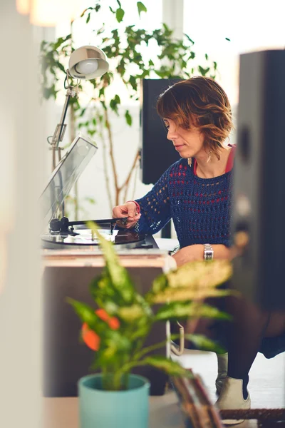 Vrouw luisteren vinyl — Stockfoto