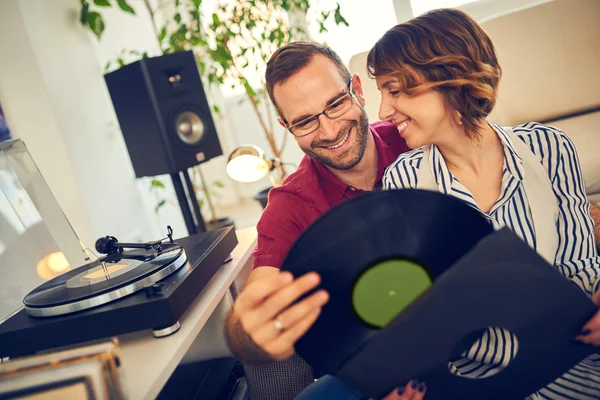 Feliz joven pareja escuchando música en interiores — Foto de Stock