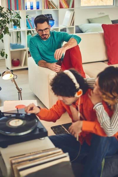 Grupo de amigos escuchando música — Foto de Stock