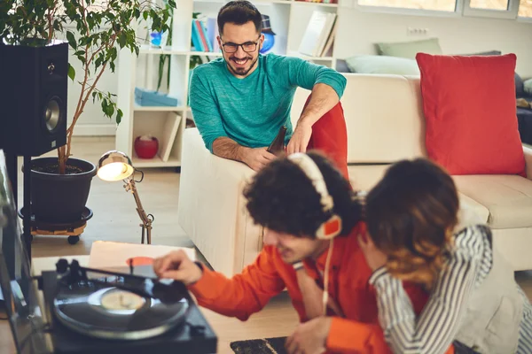 Grupo de amigos escuchando música — Foto de Stock