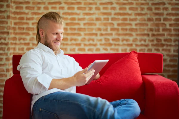 Elegante hombre guapo en la oficina moderna — Foto de Stock