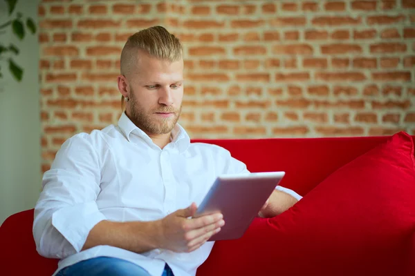 Elegante hombre guapo en la oficina moderna — Foto de Stock