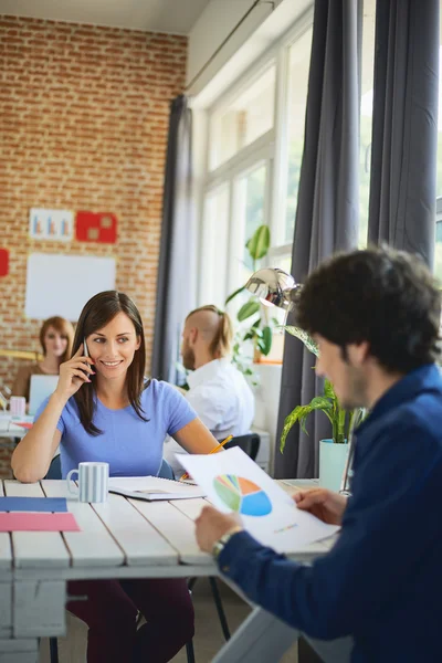 Mensen op de vergadering bespreken iets — Stockfoto