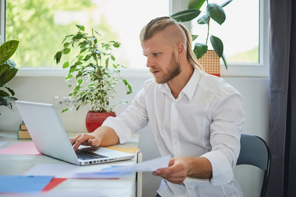 Élégant bel homme dans le bureau moderne — Photo