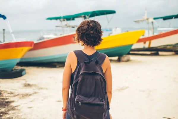 Mujer con bolsa en la orilla del mar — Foto de Stock