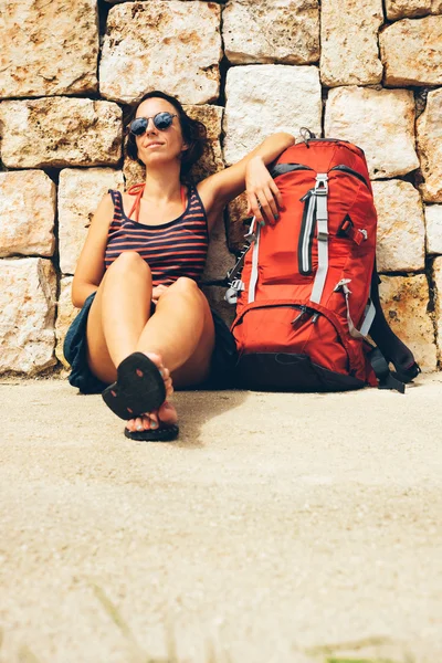 La mujer joven con el bolso descansan — Foto de Stock