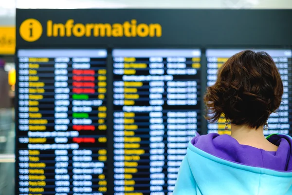 Femme lisant des informations à l'aéroport — Photo