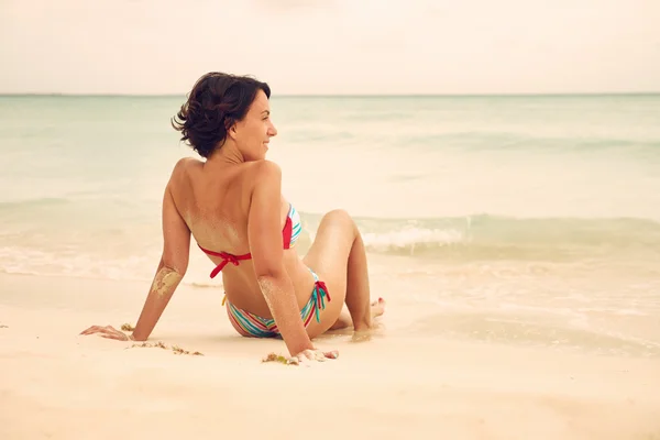 Young girl posing on the beach — Stock Photo, Image