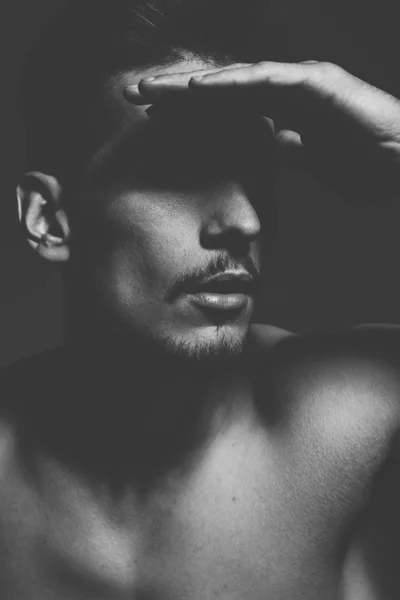 Foto en blanco y negro del hombre guapo — Foto de Stock