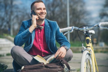 Genç yakışıklı adamla vakit açık havada Bisiklet