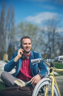 Genç yakışıklı adamla vakit açık havada Bisiklet