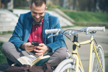 Genç yakışıklı adamla vakit açık havada Bisiklet