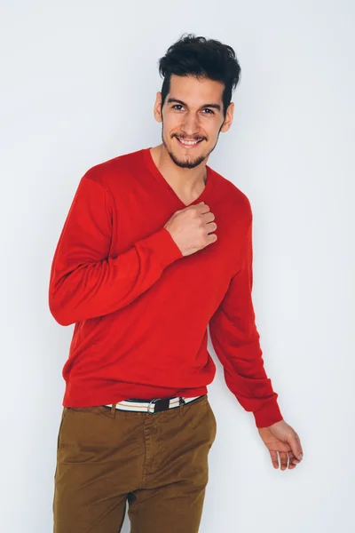 빨간색 스웨터와 갈색 바지에 잘생긴 젊은이 — 스톡 사진
