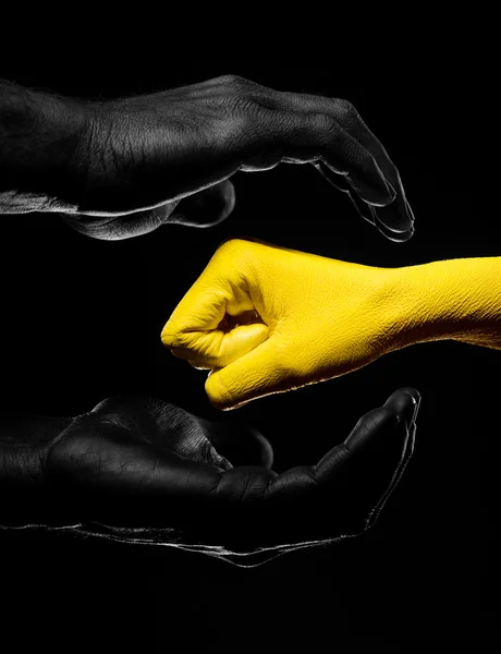 Manos negras y amarillas —  Fotos de Stock