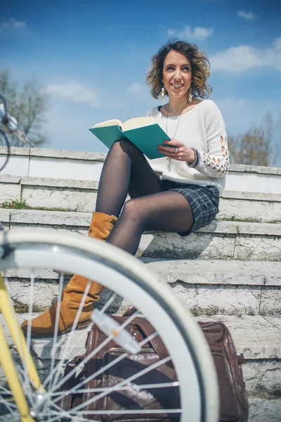 Chica con bicicleta pasar tiempo al aire libre —  Fotos de Stock