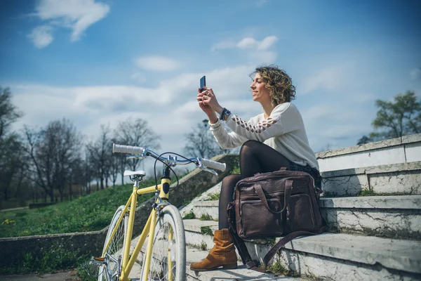 Chica con bicicleta pasar tiempo al aire libre — Foto de Stock