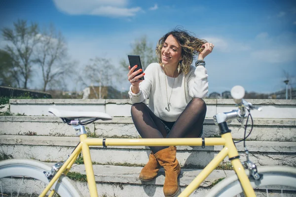 Chica con bicicleta pasar tiempo al aire libre —  Fotos de Stock