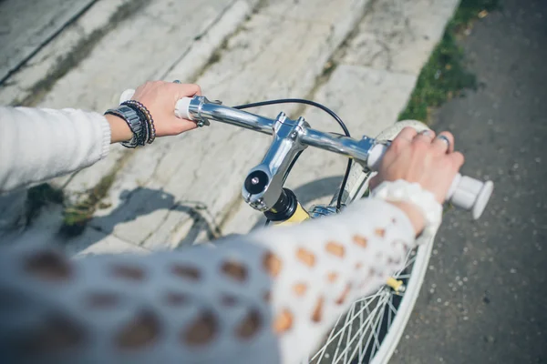 Chica con bicicleta pasar tiempo al aire libre —  Fotos de Stock