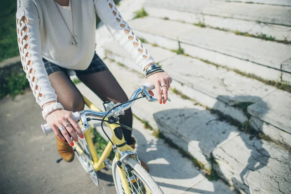 Девушка с велосипедом проводит время на открытом воздухе — стоковое фото