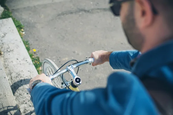 Jonge knappe man met fiets tijd buitenshuis doorbrengen — Stockfoto