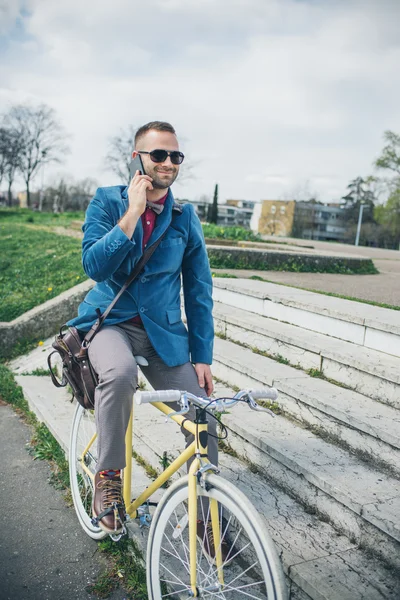 Jonge knappe man met fiets tijd buitenshuis doorbrengen — Stockfoto