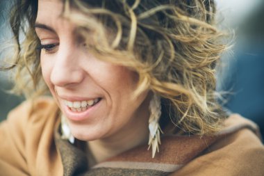 Güzel bir genç kızın portresi.