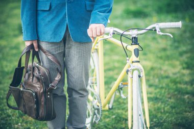 Genç yakışıklı adamla vakit açık havada Bisiklet