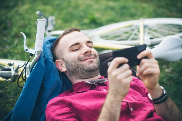 Jonge knappe man met fiets tijd buitenshuis doorbrengen — Stockfoto