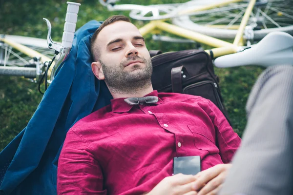 Jonge knappe man met fiets tijd buitenshuis doorbrengen — Stockfoto