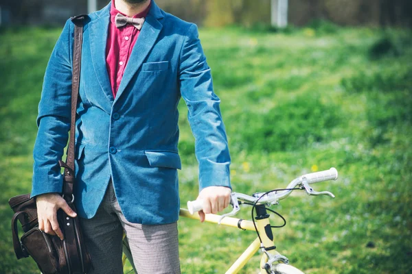 Jonge knappe man met fiets tijd buitenshuis doorbrengen — Stockfoto