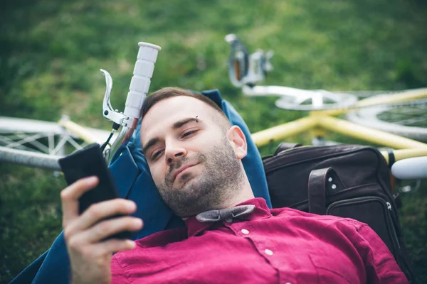 Jonge knappe man met fiets tijd buitenshuis doorbrengen — Stockfoto