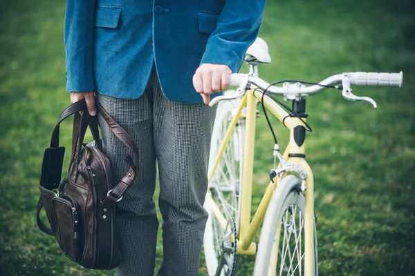 Joven hombre guapo con bicicleta pasar tiempo al aire libre —  Fotos de Stock