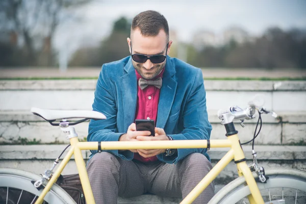 Jonge knappe man met fiets tijd buitenshuis doorbrengen — Stockfoto