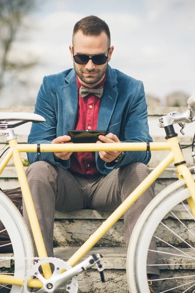 Jonge knappe man met fiets tijd buitenshuis doorbrengen — Stockfoto