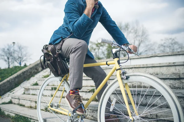 Молодий красивий чоловік з велосипедом проводить час на відкритому повітрі — стокове фото