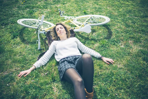 Chica con bicicleta pasar tiempo al aire libre —  Fotos de Stock