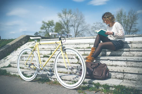 Mädchen mit Fahrrad im Freien — Stockfoto