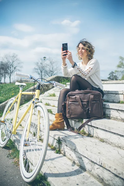 Chica con bicicleta pasar tiempo al aire libre — Foto de Stock