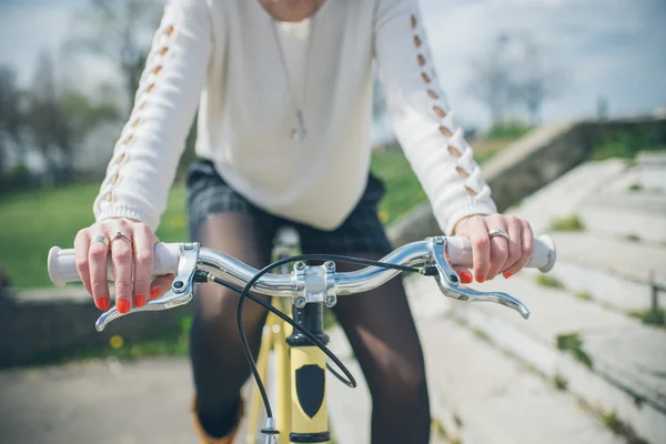 Девушка с велосипедом проводит время на открытом воздухе — стоковое фото
