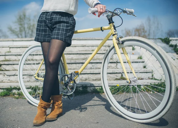 Chica con bicicleta pasar tiempo al aire libre — Foto de Stock