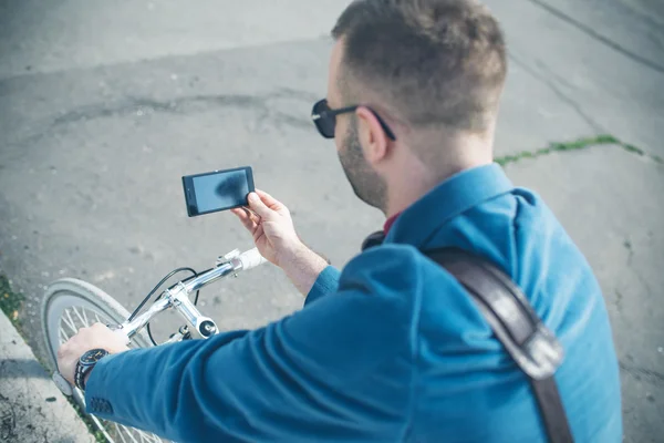 Jonge knappe man met fiets tijd buitenshuis doorbrengen — Stockfoto