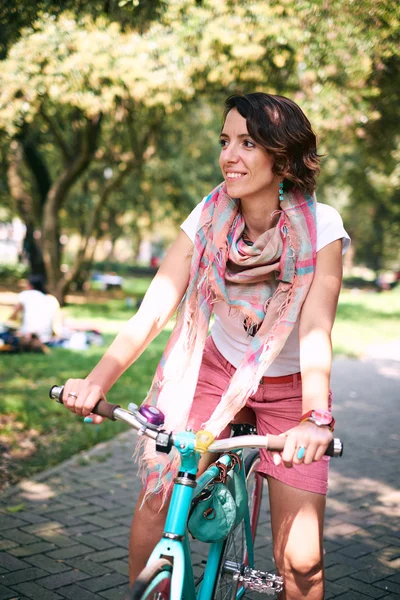 Молодая красивая женщина на велосипеде — стоковое фото