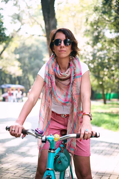 Joven hermosa mujer montar en bicicleta —  Fotos de Stock