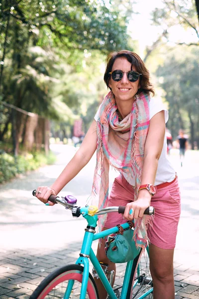 Joven hermosa mujer montar en bicicleta —  Fotos de Stock