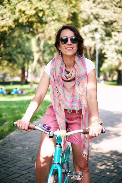 Молодая красивая женщина на велосипеде — стоковое фото