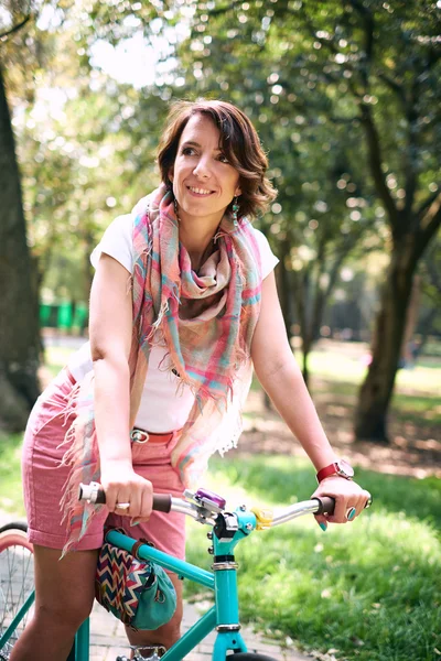 Joven hermosa mujer montar en bicicleta —  Fotos de Stock