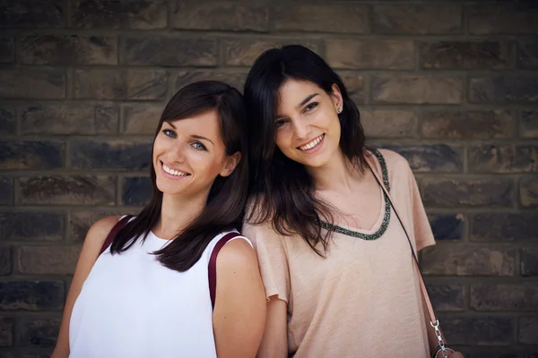 Duas meninas bonitas posando — Fotografia de Stock