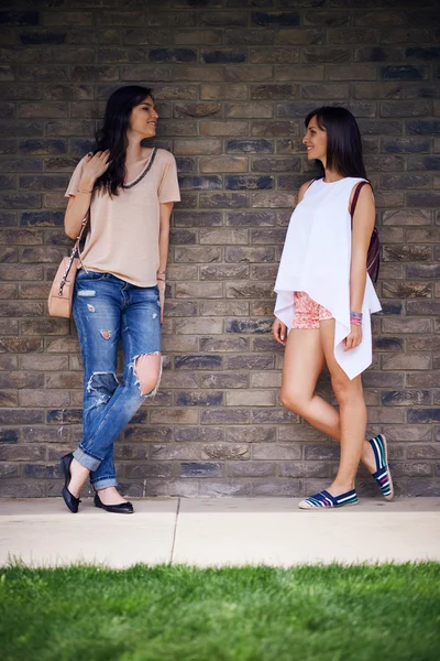 Twee mooie meisjes poseren — Stockfoto
