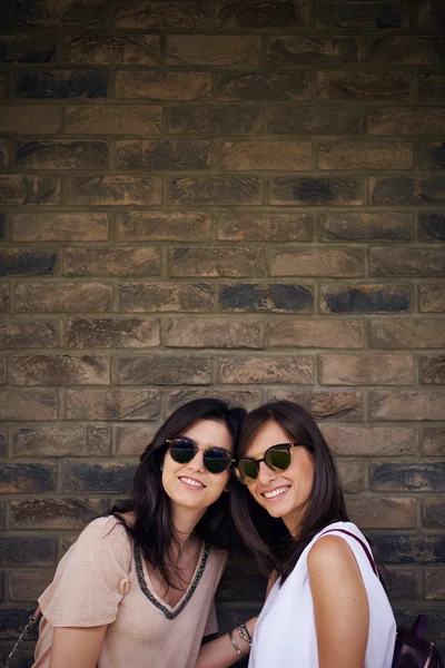 Zwei schöne Mädchen posieren — Stockfoto